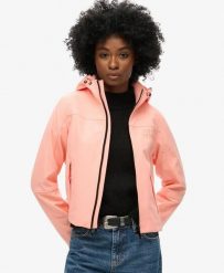 Superdry Damska kurtka Soft Shell Trekker z kapturem. Czerwone kurtki damskie Superdry, bez wzorów, z elastanu, z kapturem. Za 435.15 zł.