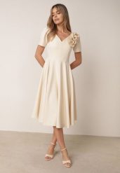 Beżowa Elegancka Rozkloszowana Sukienka z Kwiatem 3D Eugorus. Brązowe sukienki damskie Born2be, z aplikacjami, eleganckie, bez ramiączek. Za 249.99 zł.