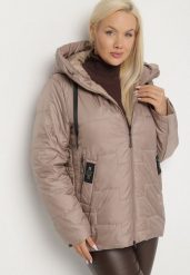 Ciemnobeżowa Pikowana Kurtka z Kapturem i Ozdobnymi Suwakami Tulirisa. Brązowe kurtki damskie Born2be, plus size, bez wzorów, z jeansu, z kapturem. Za 159.99 zł.