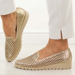 Złote ażurowe półbuty damskie Jezzi 1628-23. Żółte półbuty damskie Jezzi, na jesień, w ażurowe wzory, z jeansu, bez obcasa, na koturnie, bez zapięcia. Za 189.00 zł.