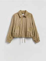 Kurtka bomberka z imitacji zamszu - beżowy. Brązowe kurtki damskie Reserved, l, bez wzorów, bez kaptura. Za 229.99 zł.