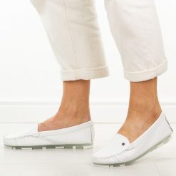 Białe skórzane mokasyny damskie Filippo Dp2037/26. Białe mokasyny damskie Filippo, na lato, z jeansu, z okrągłym noskiem, bez obcasa. Za 199.00 zł.