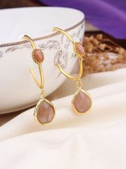 L'Atelier de Gaia Pozłacane kolczyki-półkreole z kamieniami słonecznymi rozmiar: onesize. Różowe kolczyki damskie L'Atelier de Gaia, pozłacane. Za 73.93 zł.