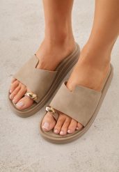 Ciemnobeżowe Klapki Typu Japonki z Metaliczną Ozdobą Samrina. Brązowe klapki damskie Born2be, z aplikacjami, z jeansu, bez obcasa, na płaskiej podeszwie, bez zapięcia. Za 79.99 zł.