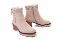 RIEKER Y9041-60 beige, botki damskie. Brązowe botki damskie Rieker, na zimę, bez obcasa, na obcasie, bez zapięcia. Za 379.90 zł.