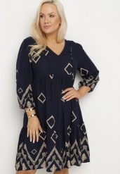 Granatowa Bawełniana Sukienka Pudełkowa w Geometryczny Wzór Claradina. Niebieskie sukienki damskie Born2be, bez wzorów, z bawełny, eleganckie, bez ramiączek. Za 119.99 zł.