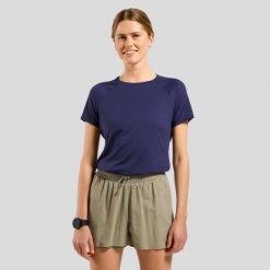 Koszulka damska Odlo ESSENTIAL 365 T-shirt. Niebieskie bluzki damskie ODLO, bez wzorów, bez kołnierzyka, bez ramiączek. Za 219.99 zł.