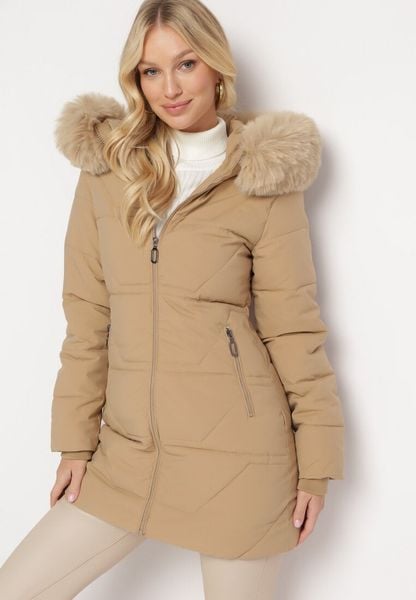 Ciemnobeżowa Kurtka w Geometryczne Pikowanie z Kapturem i Futerkiem Bellinae. Brązowe kurtki damskie Born2be, l, z aplikacjami, z kapturem. Za 189.99 zł.