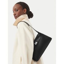 Torebka Calvin Klein. Czarne torebki klasyczne damskie Calvin Klein, bez dodatków. Za 529.99 zł.