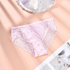 Figi z koronką klasyczny krój dla codziennej elegancji Erike. Czarne figi Intica, bez wzorów, z koronki. W wyprzedaży za 69.00 zł.