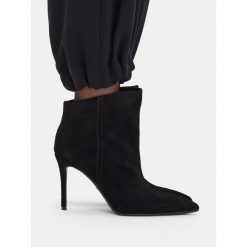 Botki GINO ROSSI. Czarne botki damskie Gino Rossi, bez obcasa, na słupku, bez zapięcia. Za 399.99 zł.