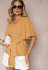 Ciemnobeżowa Bluzka o Kopertowym Dekolcie z Wiązaniem w Talii Risabellna. Brązowe bluzki damskie Renee, m, bez wzorów, klasyczne, bez kołnierzyka, bez ramiączek. Za 54.99 zł.