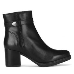 Botki Lasocki. Czarne botki damskie Lasocki, bez obcasa, na słupku, bez zapięcia. Za 279.99 zł.