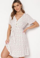 Biało-Różowa Sukienka Mini z Wiskozy Ozdobiona Falbanką w Kwiatowy Wzór Ravenina. Białe sukienki damskie Born2be, bez wzorów, z wiskozy, bez ramiączek. Za 59.99 zł.