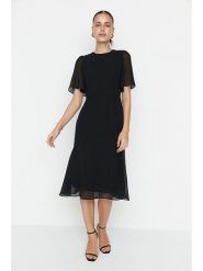 Trendyol Sukienka w kolorze czarnym rozmiar: 42. Czarne sukienki damskie Trendyol, bez wzorów, bez ramiączek. Za 102.95 zł.