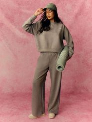 4F Spodnie dresowe z szerokimi nogawkami damskie - szare XL. Szare spodnie dresowe damskie 4F, xl, bez wzorów, z dresówki. Za 149.99 zł.