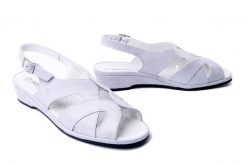 SUAVE 710112-91 ivory, sandały damskie. Szare sandały damskie Suave, bez wzorów, ze skóry, bez obcasa, na koturnie, bez zapięcia. Za 224.94 zł.