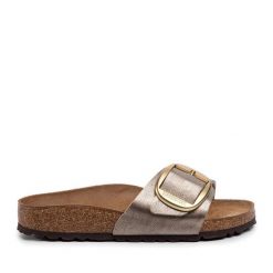 Klapki Birkenstock. Brązowe klapki damskie Birkenstock, bez wzorów, bez obcasa, bez zapięcia. Za 499.99 zł.
