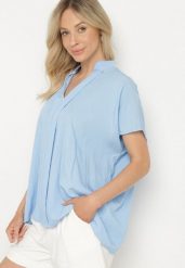 Jasnoniebieska Nietoperzowa Bluzka Oversize z Wiskozą z Dekoltem w Serek Davilisa. Niebieskie bluzki damskie Born2be, z aplikacjami, z jeansu, eleganckie, bez kołnierzyka, bez ramiączek. Za 64.99 zł.
