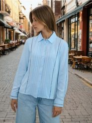 Wiskozowa koszula regular fit z ażurowymi wstawkami - błękitny. Niebieskie koszule damskie Sinsay, l, w ażurowe wzory, z wiskozy, bez kołnierzyka, bez ramiączek. Za 49.99 zł.