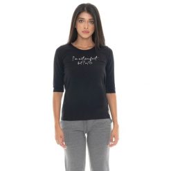 Koszulka Leone 1947 Braid Damen z 3/4-Ęrmeln aus Stretch-Baumwolle. Czarne bluzki damskie LEONE 1947 APPAREL, bez wzorów, z bawełny, sportowe, bez kołnierzyka, bez ramiączek. W wyprzedaży za 72.48 zł.