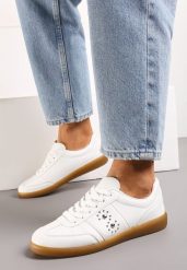 Białe Płaskie Sneakersy Sznurowane z Ozdobnymi Nitmi Blosenti. Białe obuwie sportowe damskie Born2be, z materiału, bez zapięcia. Za 79.99 zł.