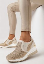 Beżowe Wsuwane Sneakersy na Koturnie Ozdobione Cyrkoniami Leavir. Brązowe obuwie sportowe damskie Born2be, bez zapięcia. Za 109.99 zł.