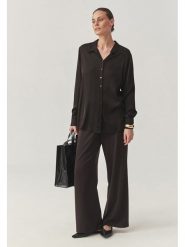 TATUUM Bluzka w kolorze czarnym rozmiar: 44. Czarne bluzki damskie TATUUM, bez wzorów, z wiskozy, bez kołnierzyka, bez ramiączek. Za 126.15 zł.