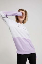 Bluza z nadrukiem lawendowa. Fioletowe bluzy damskie MOODO, l, bez wzorów, z bawełny, bez kaptura. W wyprzedaży za 54.99 zł.