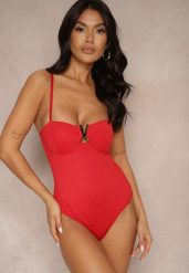 Czerwone Body z Metalową Ozdobą Areos. Czerwone body i gorsety Renee, z aplikacjami. Za 29.99 zł.