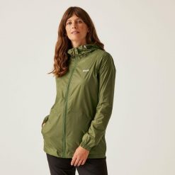 Kurtka trekkingowa damska Pack It Jacket III kieszonkowa przeciwdeszczowa. Zielone kurtki damskie Regatta, bez wzorów, z softshellu, bez kaptura. Za 139.99 zł.