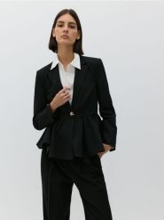 Taliowana marynarka z baskinką - czarny. Czarne marynarki i żakiety damskie Reserved, l, bez wzorów, z tkaniny. W wyprzedaży za 199.99 zł.