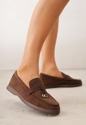 Brązowe Mokasyny VICES Casualowe ze Skórzaną Wkładką i Metalowymi Ozdobami Dinsmore. Brązowe mokasyny damskie Renee, z materiału, z okrągłym noskiem, bez obcasa. Za 89.99 zł.