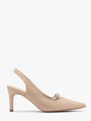 Beżowe czółenka typu slingback z ozdobnym paskiem OFELIA. Brązowe czółenka damskie Ryłko, bez wzorów, z gumy, bez obcasa, na szpilce. Za 379.99 zł.