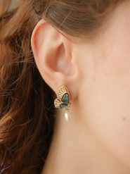 Pierres de Jade Pozłacane kolczyki-wkrętki z perłami i labradorytami rozmiar: onesize. Białe kolczyki damskie Pierres de Jade, z labradorytem, pozłacane. Za 52.99 zł.