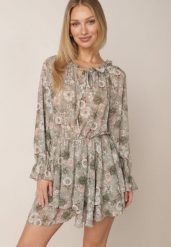 Jasnozielony Zwiewny Kombinezon Casual w Kwiaty z Falbankami i Wiązaniem Doraris. Zielone sukienki damskie Born2be, bez wzorów, casualowe, bez ramiączek. Za 169.99 zł.