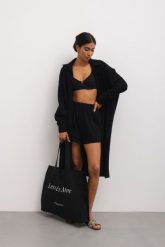 Koszula MAXI z plisowanej BAWEŁNY w kolorze TOTALLY BLACK -FUERTE-M/L. Czarne koszule damskie Marsala, na lato, l, bez wzorów, z bawełny, klasyczne, bez kołnierzyka, bez ramiączek. Za 429.90 zł.