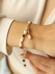 Pierres delicates Pozłacana bransoletka z kamieniami szlachetnymi i perłami rozmiar: onesize. Białe bransoletki damskie Pierres delicates, pozłacane. Za 52.99 zł.