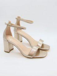 Bellucci Sandały w kolorze złotym rozmiar: 40. Żółte sandały damskie Bellucci, bez wzorów, z otwartym noskiem, bez obcasa, na koturnie, bez zapięcia. Za 108.99 zł.