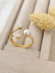 Luja Bijoux Pozłacany pierścionek z syntetycznymi perłami ozdobnymi rozmiar: onesize. Brązowe pierścionki damskie Luja Bijoux, z perłą, pozłacane. Za 70.41 zł.