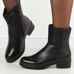 Czarne wysokie botki damskie Filo Donna Z24-39. Czarne botki damskie Filo Donna, na jesień, ze skóry, eleganckie, z okrągłym noskiem, bez obcasa, na płaskiej podeszwie, bez zapięcia. Za 199.00 zł.