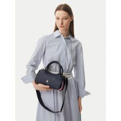 Torebka Tommy Hilfiger. Niebieskie torebki klasyczne damskie Tommy Hilfiger, bez dodatków. Za 489.99 zł.