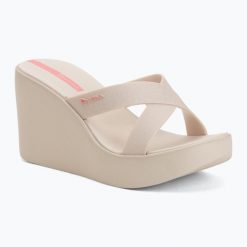 Klapki damskie Ipanema High Fashion II Slide. Brązowe klapki damskie Ipanema, bez wzorów, z materiału, bez obcasa, bez zapięcia. Za 179.99 zł.