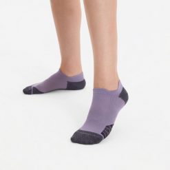 Skarpetki do biegania Kiprun Run 900 niskie cienkie. Fioletowe skarpetki damskie KIPRUN, bez wzorów, z materiału. Za 34.99 zł.