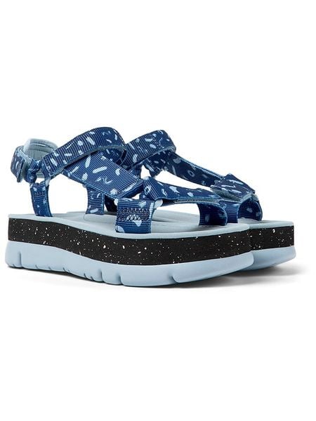 Camper Sandały w kolorze niebieskim rozmiar: 39. Niebieskie sandały damskie Camper, bez wzorów, z otwartym noskiem, bez obcasa, na koturnie, bez zapięcia. Za 178.79 zł.