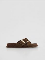 Zamszowe klapki z klamrami - ciemnobrązowy. Brązowe klapki damskie Reserved, bez wzorów, z zamszu, bez obcasa, bez zapięcia. Za 169.99 zł.