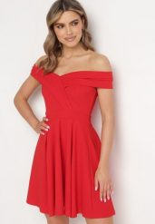 Czerwona Sukienka z Hiszpańskim Dekoltem o Rozkloszowanym Fasonie Vilenia. Czerwone sukienki damskie Born2be, bez wzorów, eleganckie, bez ramiączek. W wyprzedaży za 93.49 zł.