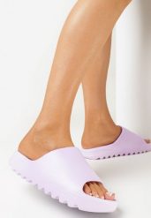Fioletowe Piankowe Klapki na Podeszwie z Wycięciami Ferietta. Fioletowe klapki damskie Born2be, bez wzorów, bez obcasa, bez zapięcia. Za 29.99 zł.