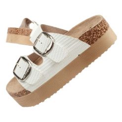 Klapki Lee Cooper LCW-25-35-3496L białe. Białe klapki damskie bez wzorów, z materiału, bez obcasa, bez zapięcia. Za 152.39 zł.