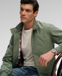 Superdry Klasyczna kurtka Harrington relaxed fit – Lily Pad Green. Zielone kurtki damskie Superdry, s, z aplikacjami, z materiału, bez kaptura. Za 414.65 zł.
